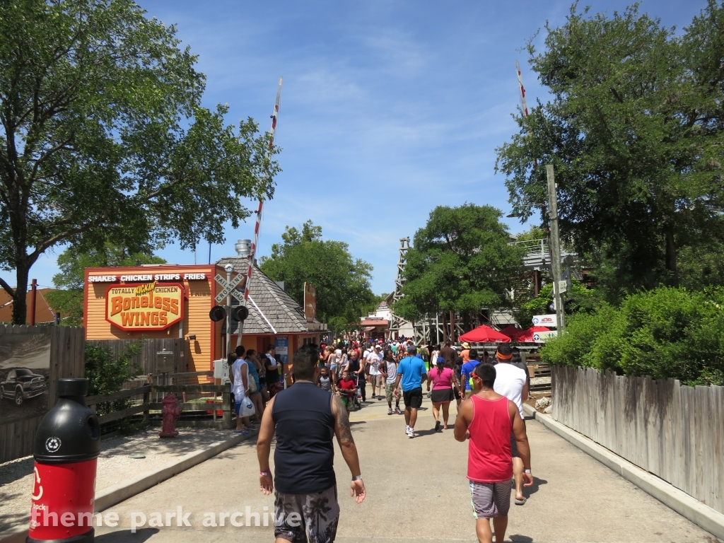 Crackaxle Canyon at Six Flags Fiesta Texas
