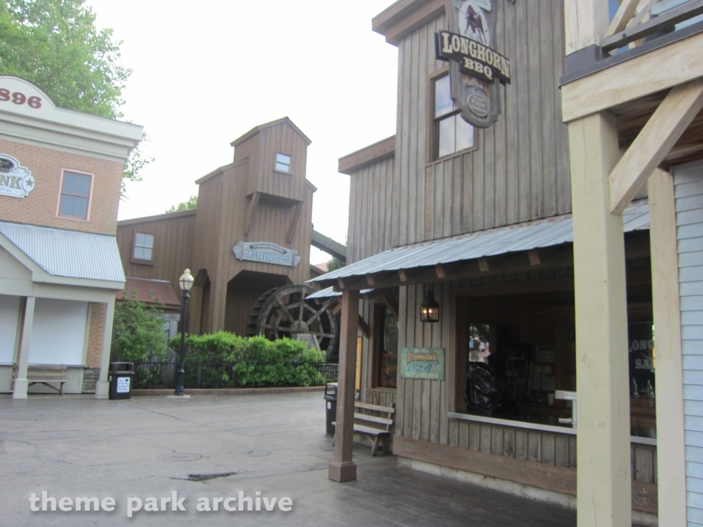 Crackaxle Canyon at Six Flags New England