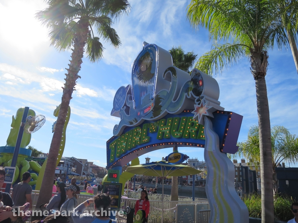 Kang and Kodos Twirl N Hurl at Universal City Walk Orlando