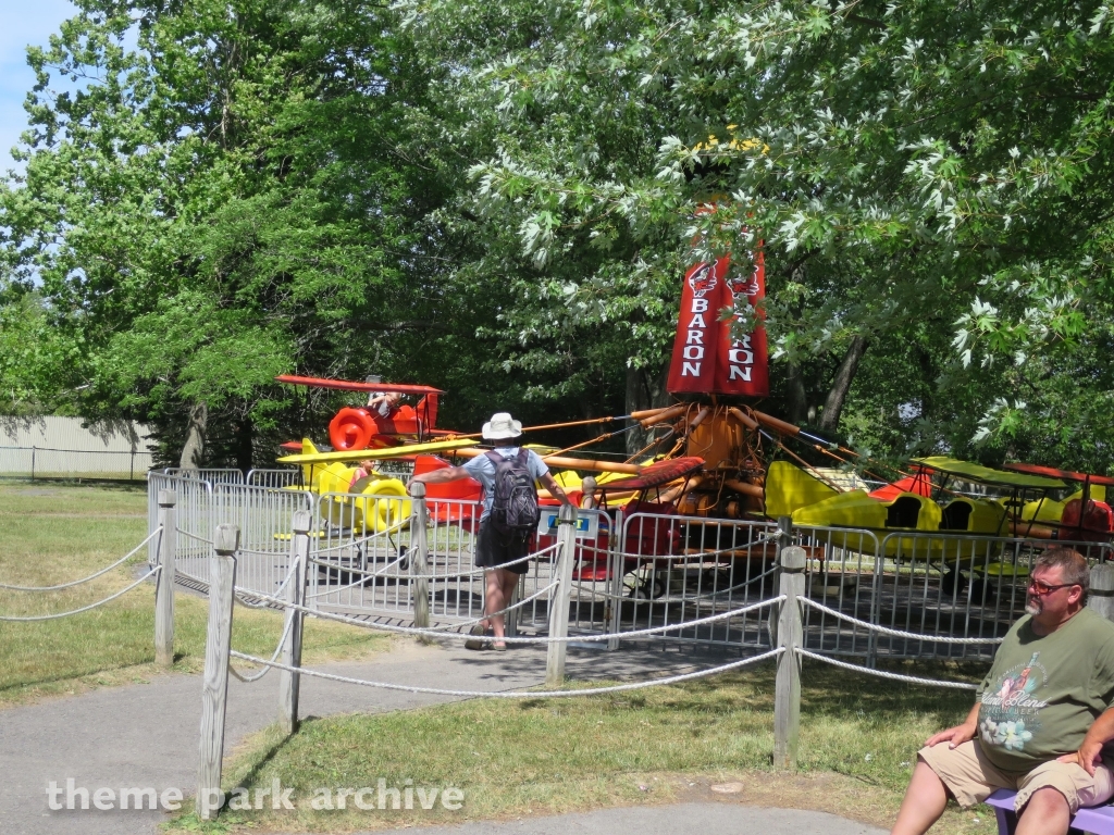 Airplanes at Niagara Amusement Park and Splash World
