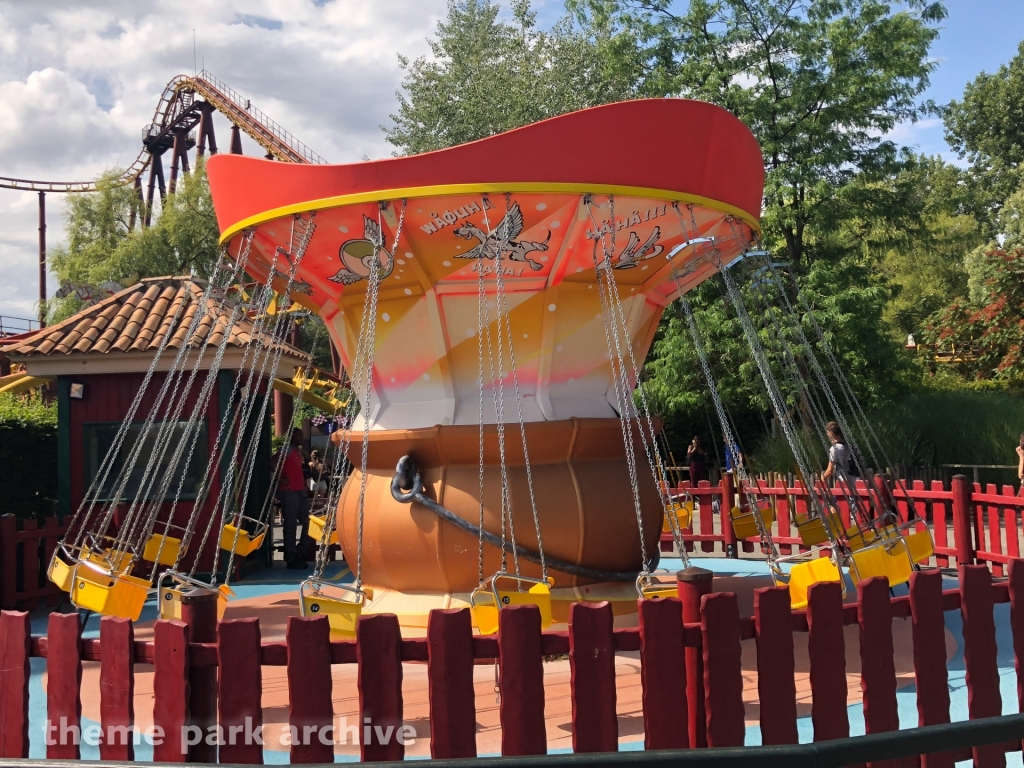 Les Petites Chaises Volantes at Parc Asterix