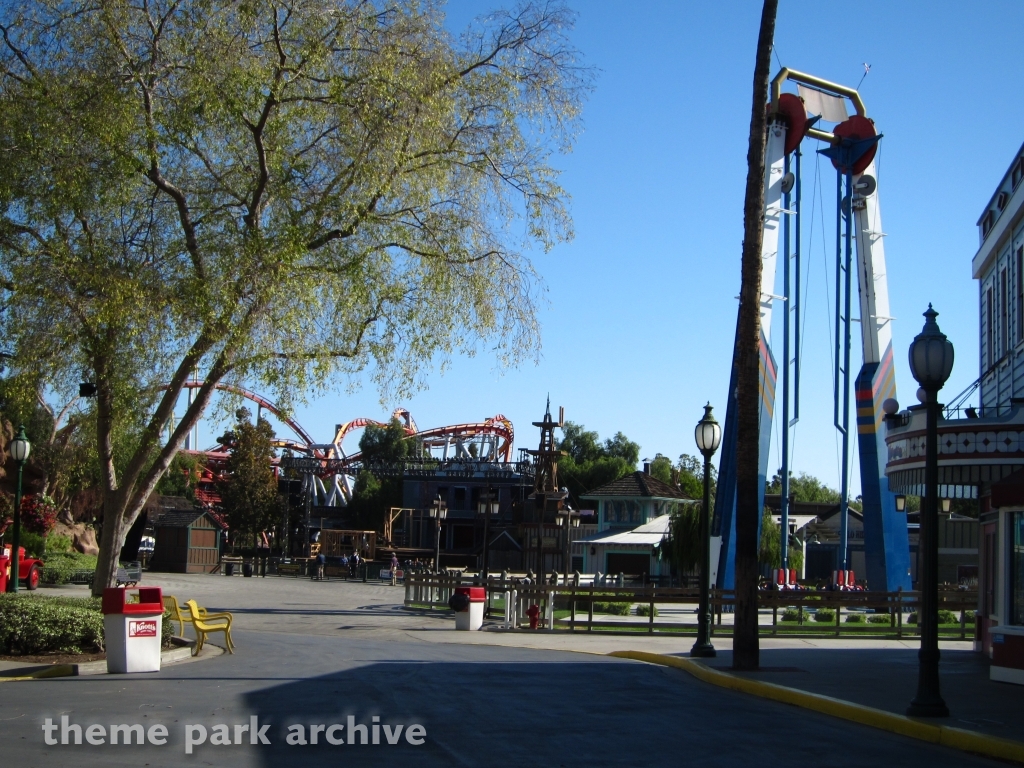 Screamin' Swing at Knott's Berry Farm