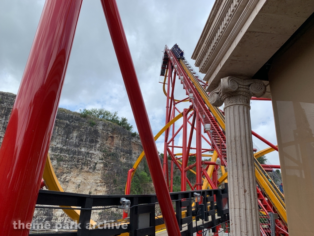 Wonder Woman Golden Lasso Coaster at Six Flags Fiesta Texas