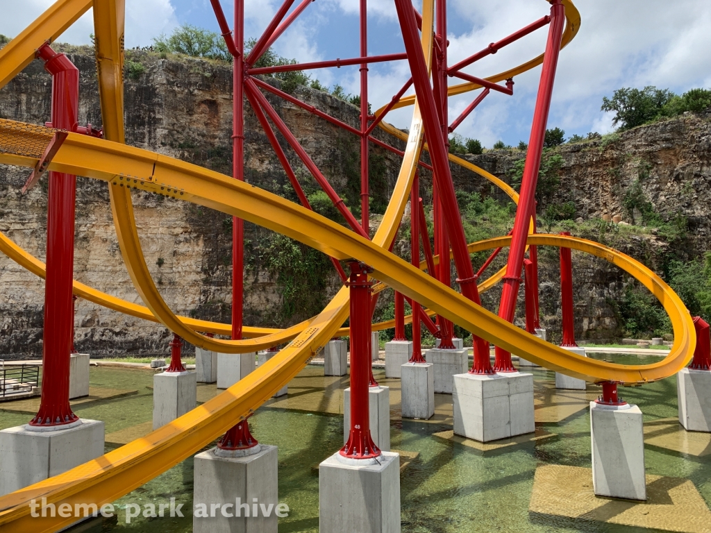 Wonder Woman Golden Lasso Coaster at Six Flags Fiesta Texas