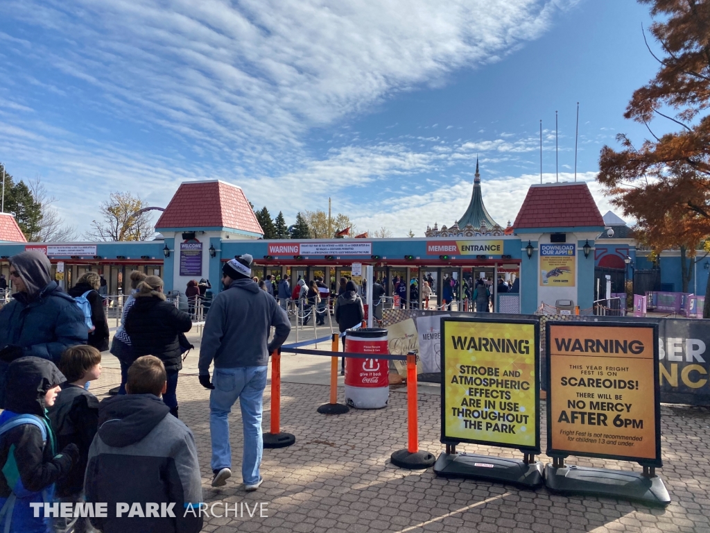 Entrance at Six Flags Great America