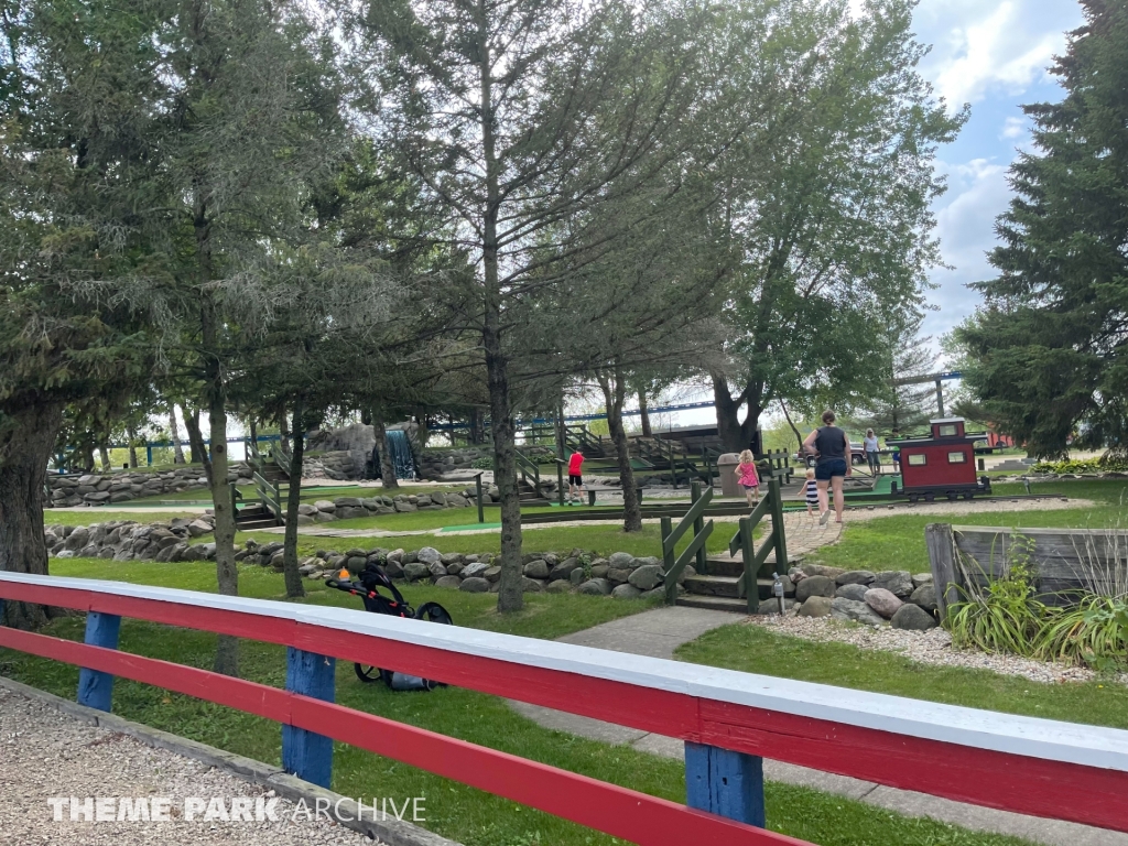 18 Hole Miniature Golf at Little Amerricka