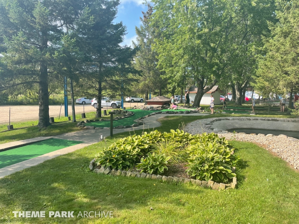 18 Hole Miniature Golf at Little Amerricka