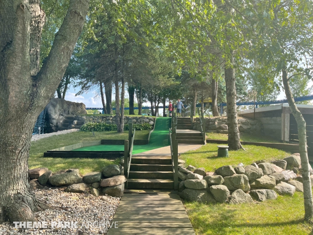 18 Hole Miniature Golf at Little Amerricka