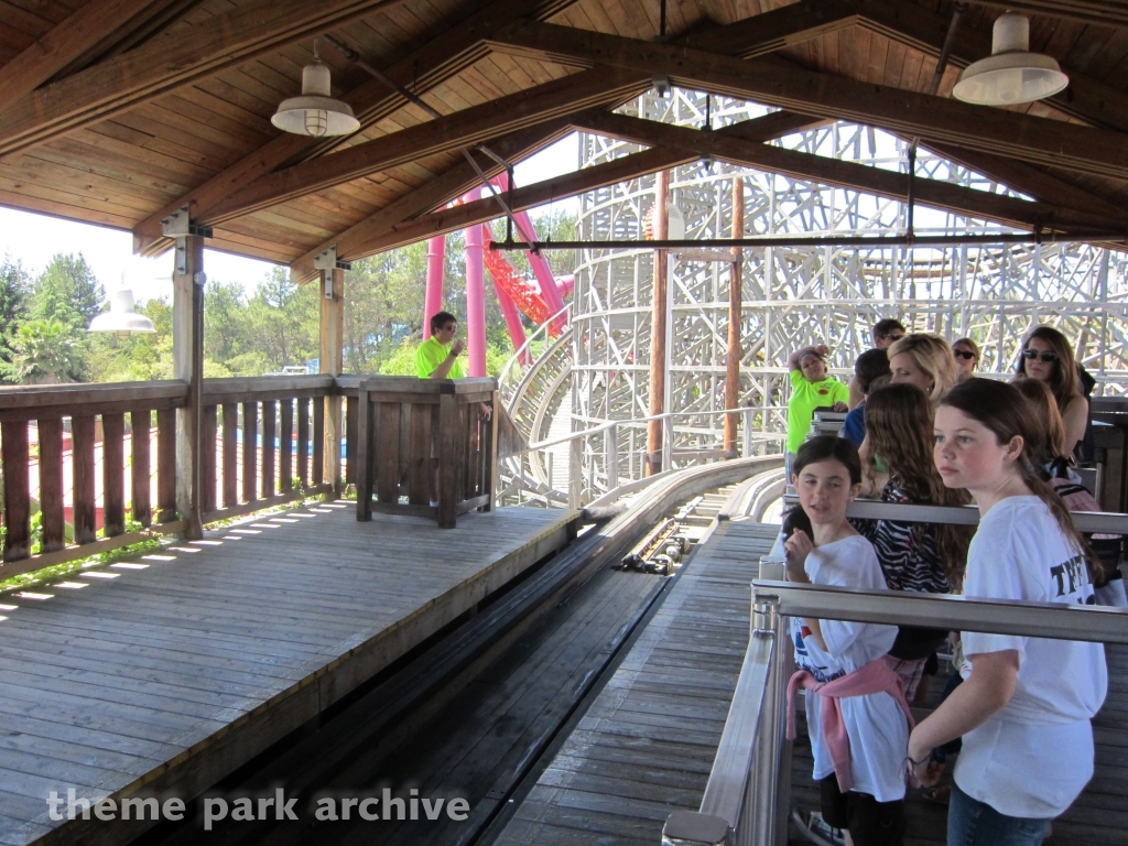 Looney Tunes Seaport at Six Flags Discovery Kingdom