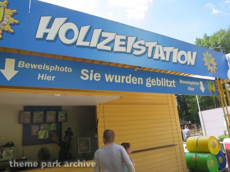 Holly's Wild Car Race at Holiday Park