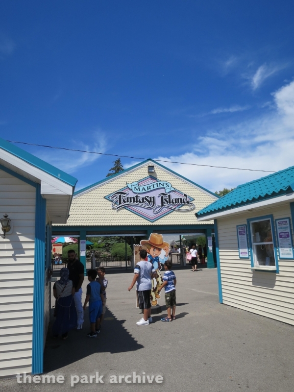 Entrance at Niagara Amusement Park and Splash World