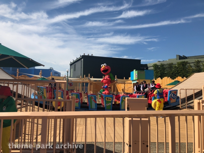 Elmo's Go Go Skateboard at Universal Studios Japan