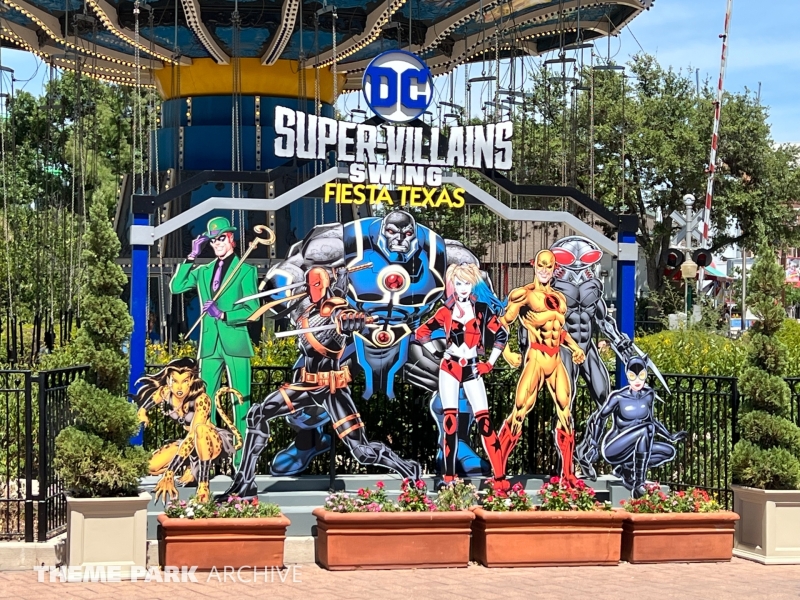 DC Super Villains Swing at Six Flags Fiesta Texas