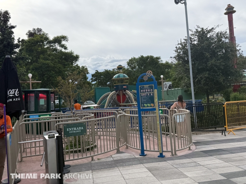 Guardianes del Aire at Aztlán Parque Urbano