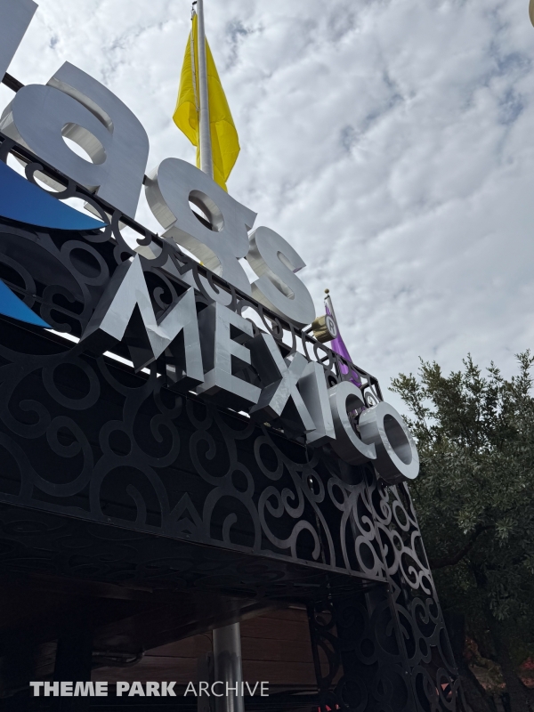 Entrance at Six Flags Mexico