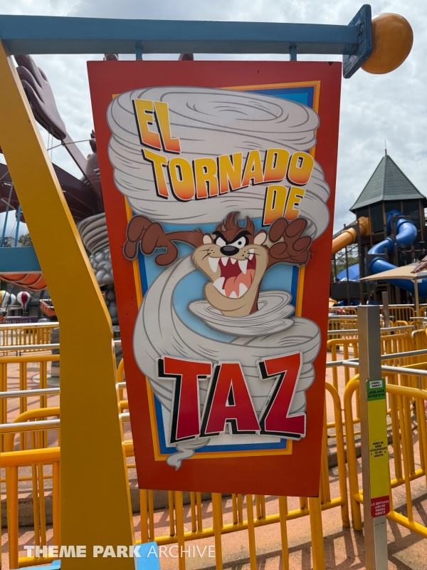 El Tornado de Taz at Six Flags Mexico