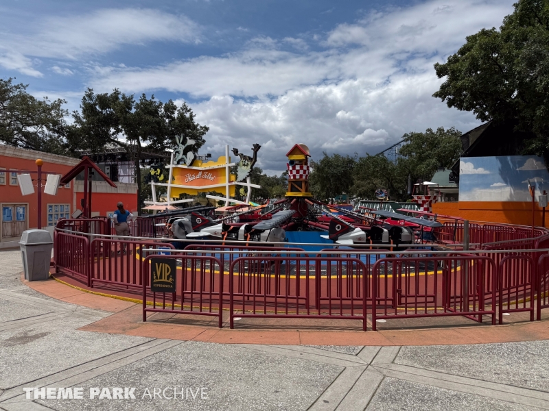 La Escuela de Vuelo de Sam Bigotes at Six Flags Mexico